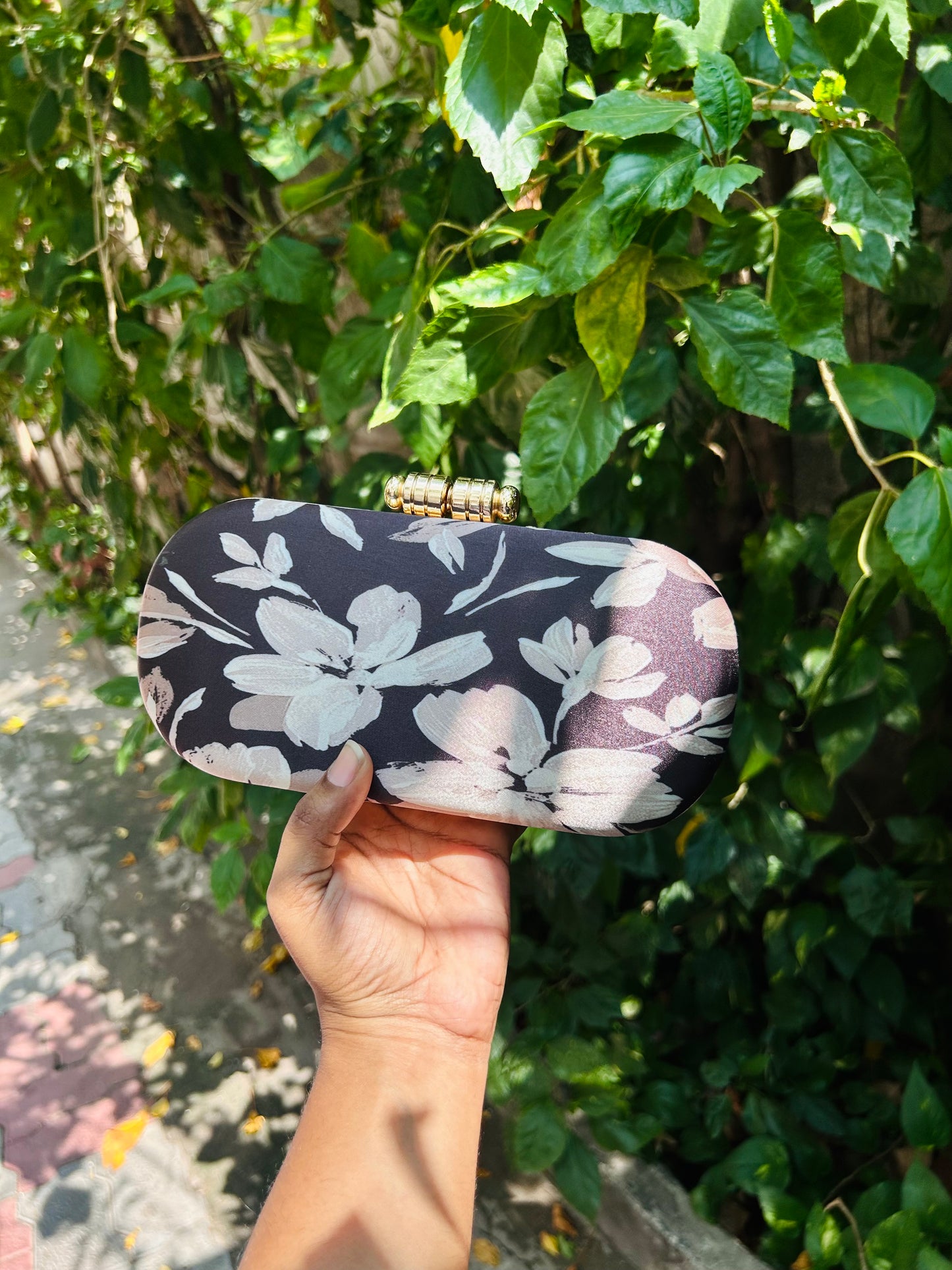 BLACK FLORAL EMBROIDERED CLUTCH